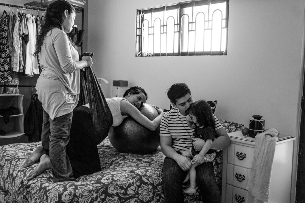 Sesión documental de fotos de familia, con mamá en trabajo de parto. 